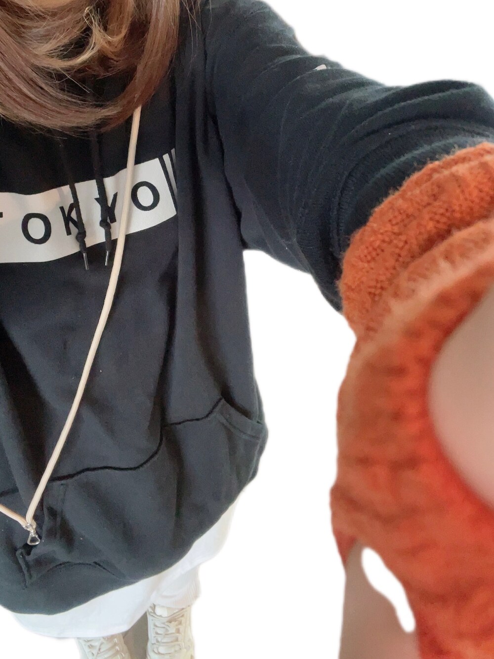 ホワイト系のその他トップス、ベージュ系のスニーカー、イエロー系のスウェットを着用したレディースの秋コーディネートの2枚目の写真