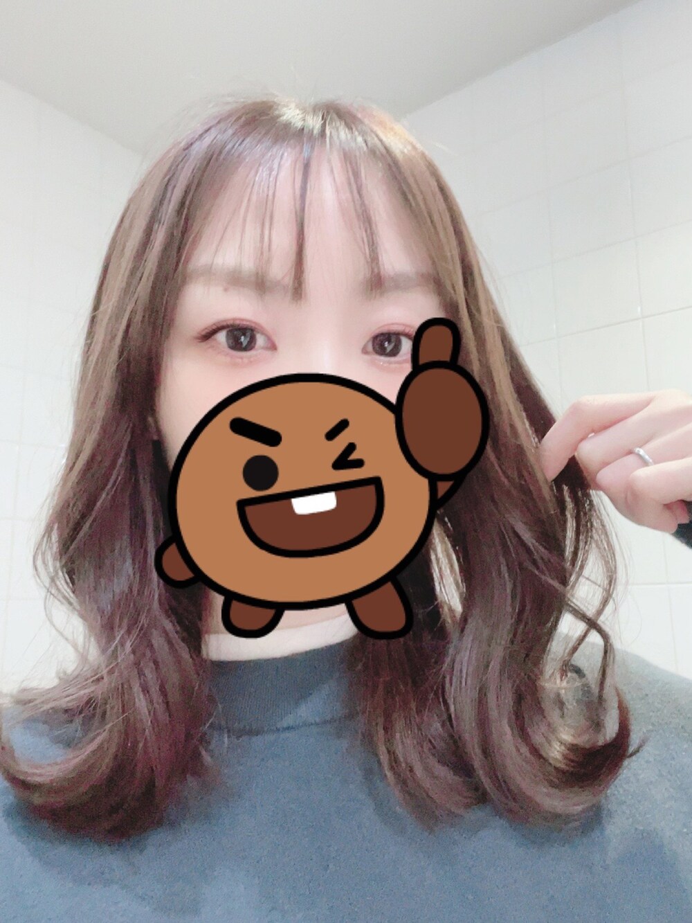 ブルー系のニット/セーター、ブラック系のその他パンツ、ベージュ系のスニーカーを着用したレディースの冬コーディネートの3枚目の写真