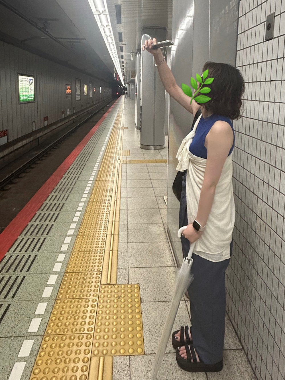 「ブルーコーデ、旅行、デートコーデ」｜「UNIQLOのアイテム（バッグ、ブラック系）」を使った、Yさん（レディース・159cm）の秋コーディネートの3枚目の写真