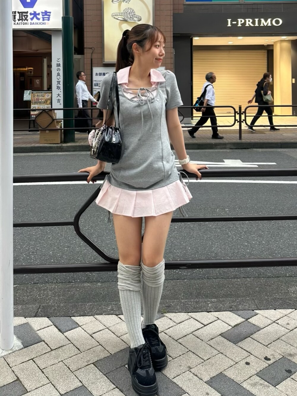 グレー系のワンピース、ブラック系のその他シューズを着用したレディースの夏コーディネートの2枚目の写真