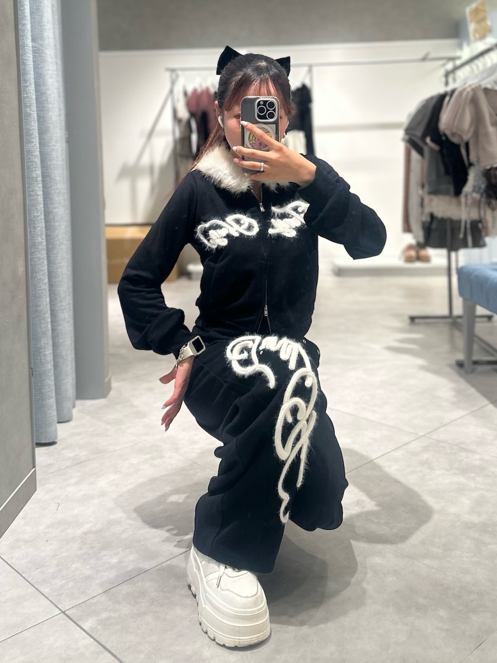 ブラック系のスウェットパンツ、ブラック系のパーカーを着用したレディースの秋コーディネートの4枚目の写真