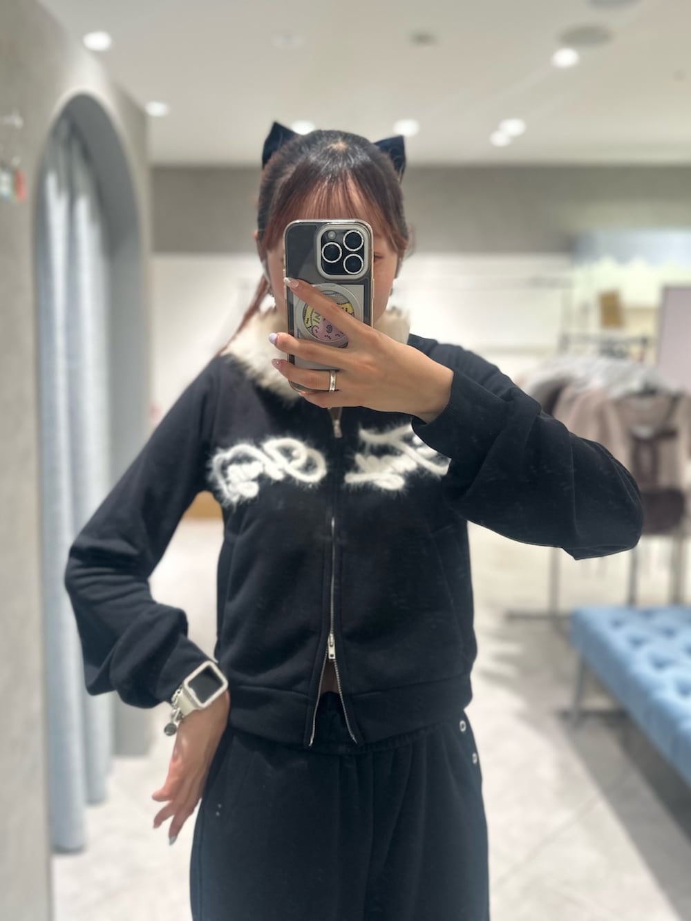 ブラック系のスウェットパンツ、ブラック系のパーカーを着用したレディースの秋コーディネートの3枚目の写真