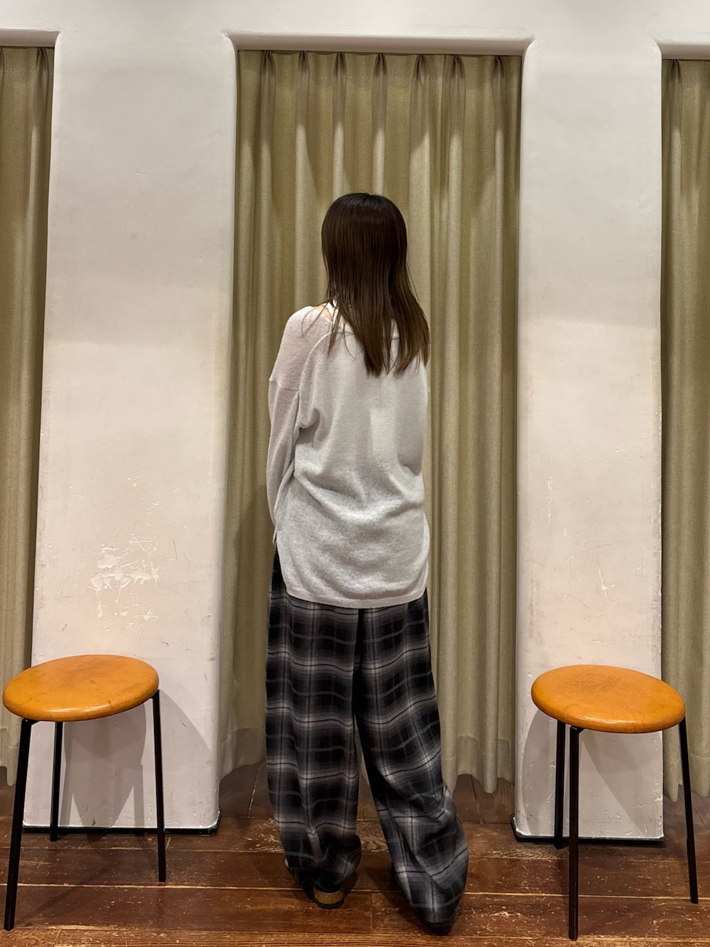 グリーン系のニット/セーター、ブラック系のその他パンツ、ブラック系のその他シューズを着用したレディースの秋コーディネートの3枚目の写真