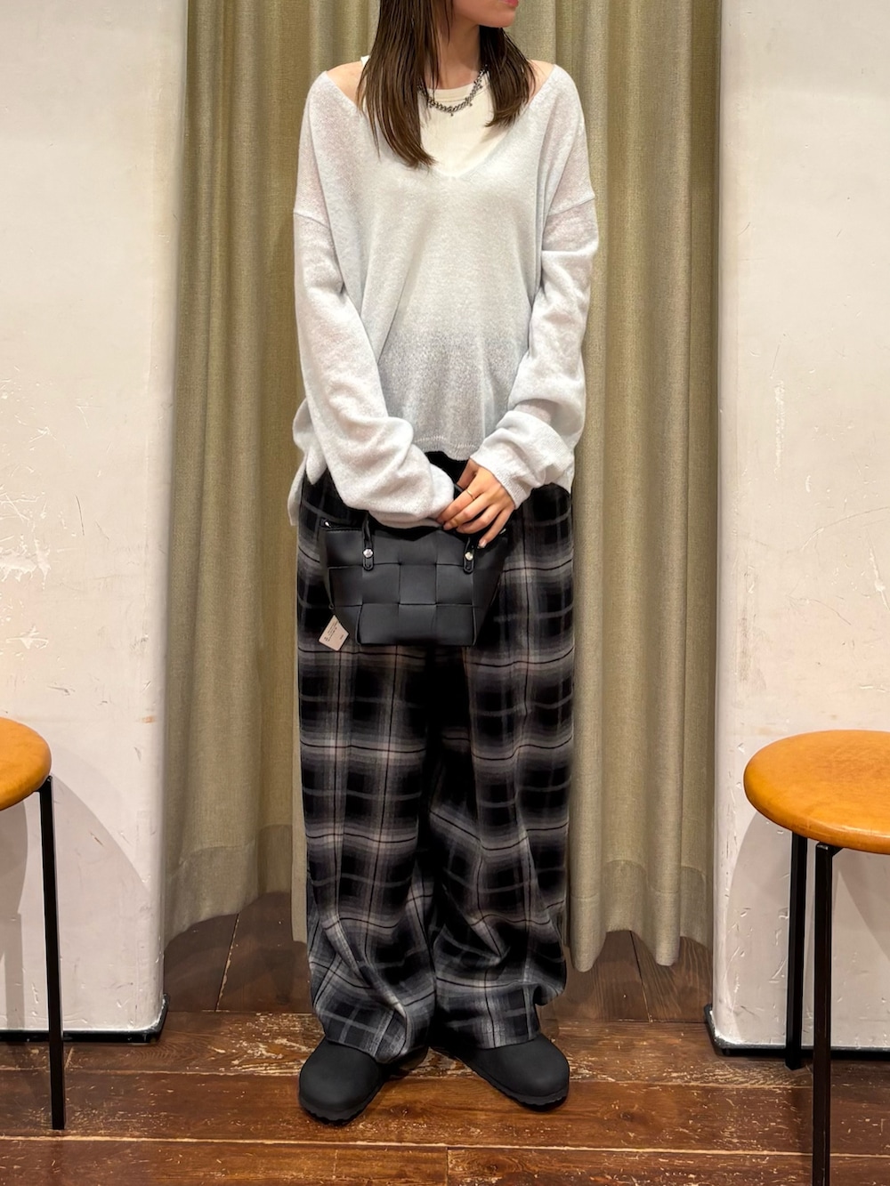 グリーン系のニット/セーター、ブラック系のその他パンツ、ブラック系のその他シューズを着用したレディースの秋コーディネートの4枚目の写真