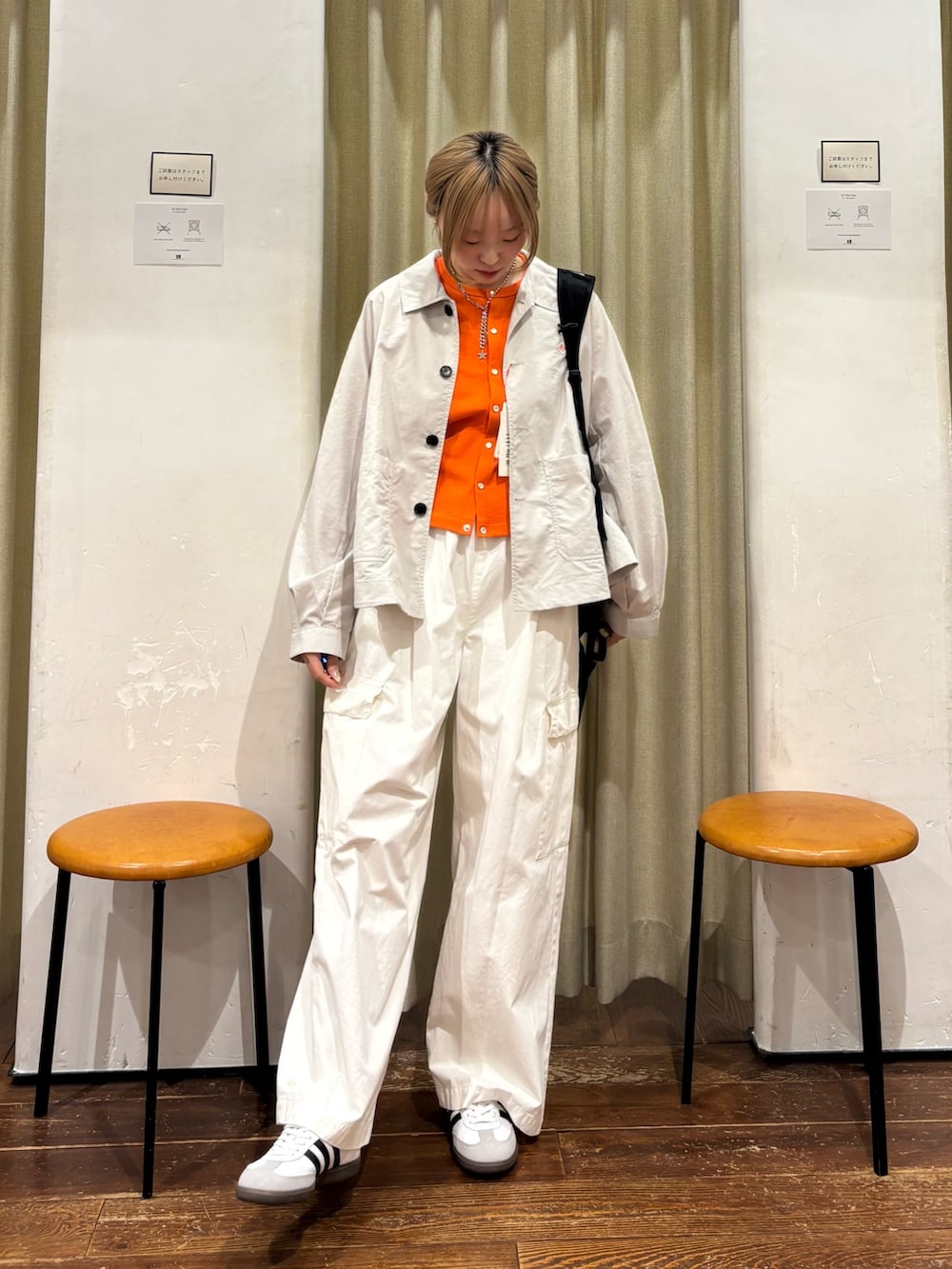 グレー系のバックパック/リュック、ホワイト系のその他パンツ、ベージュ系のテーラードジャケットを着用したレディースの春コーディネートの4枚目の写真