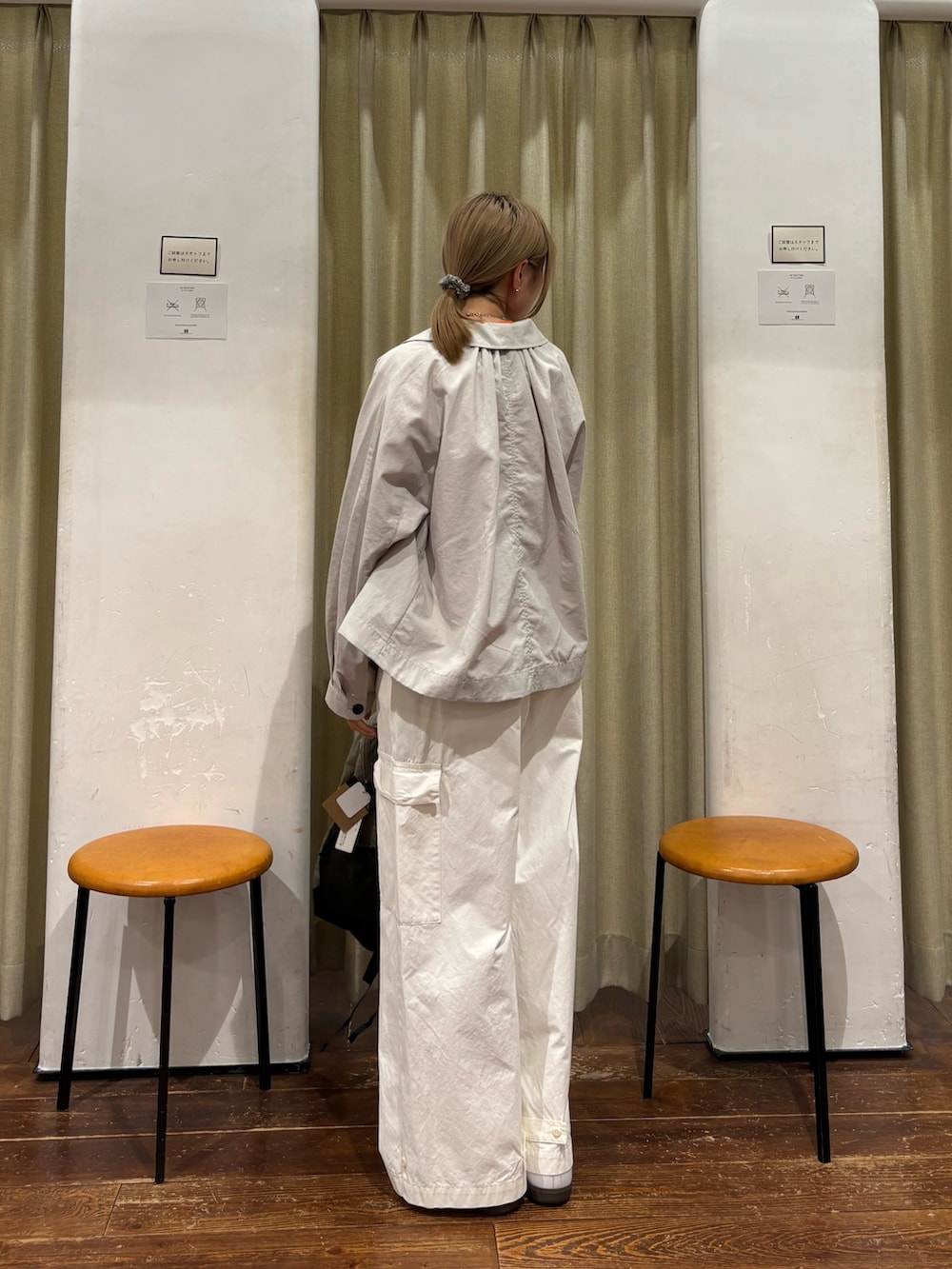 グレー系のバックパック/リュック、ホワイト系のその他パンツ、ベージュ系のテーラードジャケットを着用したレディースの春コーディネートの3枚目の写真