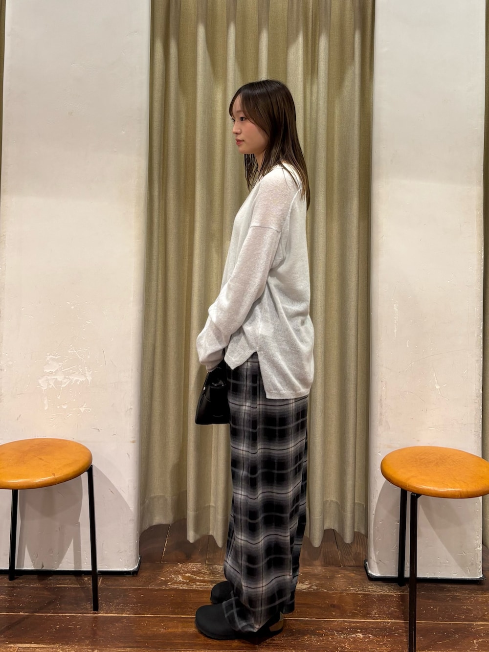 グリーン系のニット/セーター、ブラック系のその他パンツ、ブラック系のその他シューズを着用したレディースの秋コーディネートの2枚目の写真