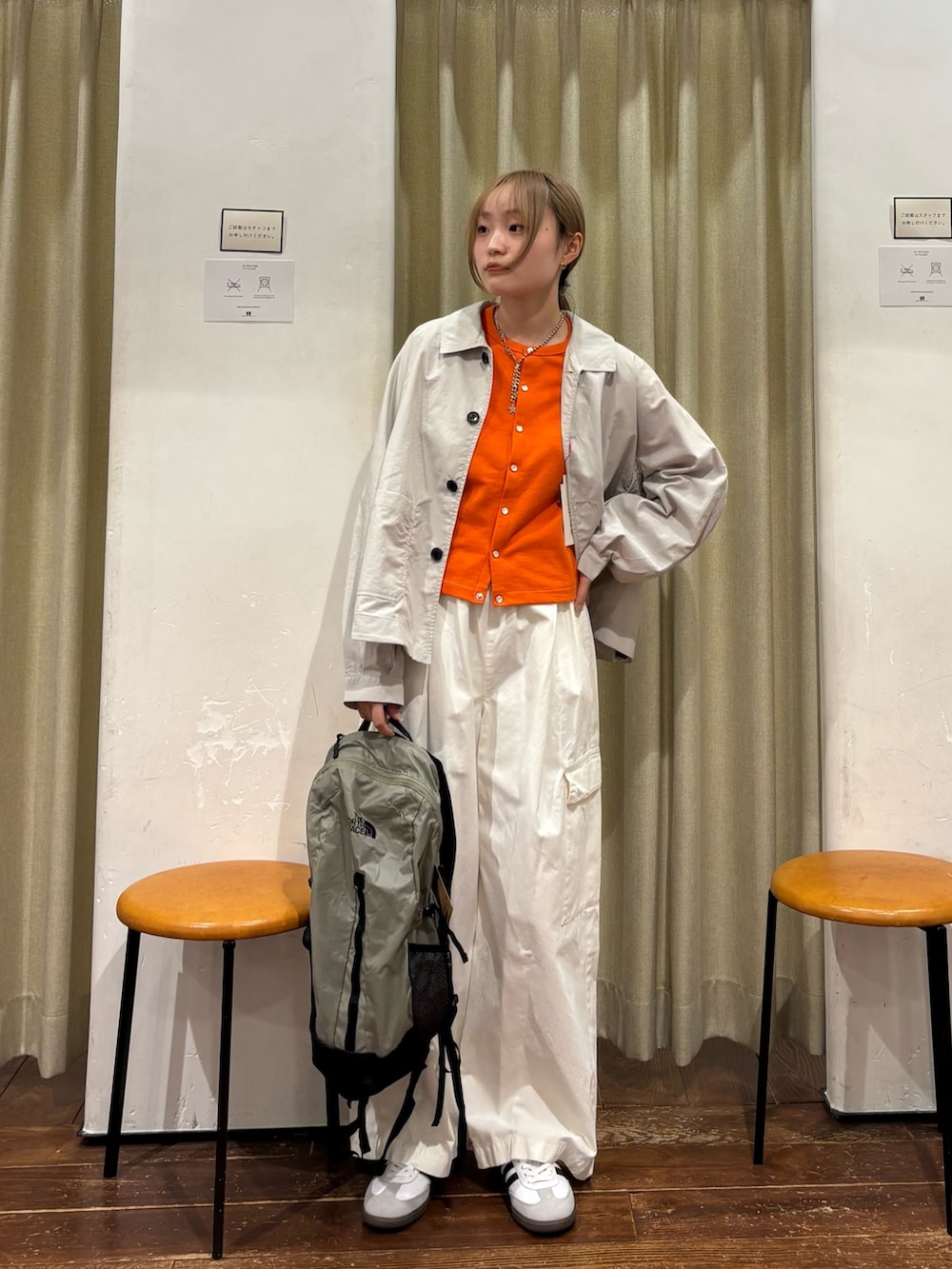 グレー系のバックパック/リュック、ホワイト系のその他パンツ、ベージュ系のテーラードジャケットを着用したレディースの春コーディネートの2枚目の写真