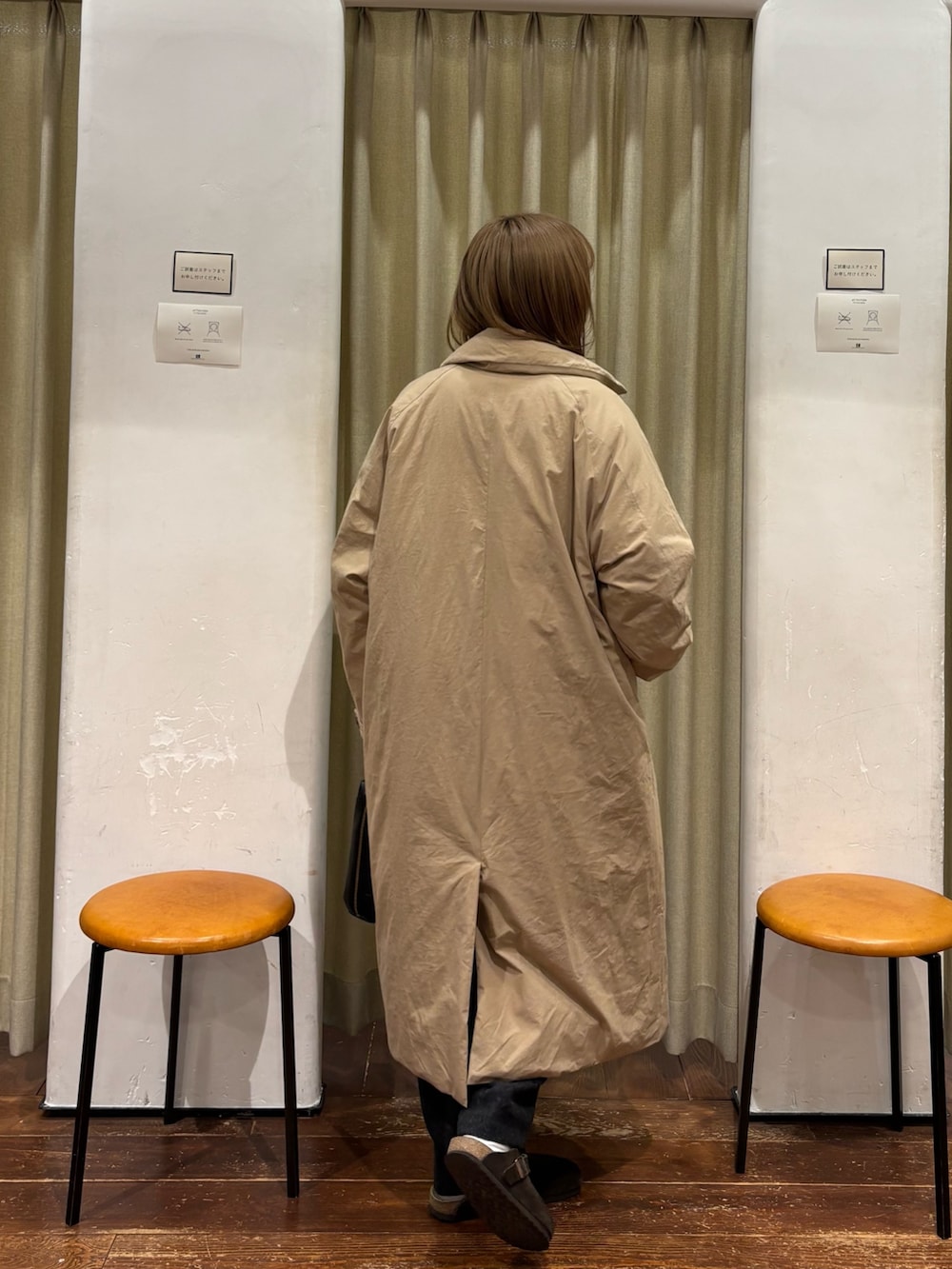 グリーン系のニット/セーター、ベージュ系のダウンジャケット/コート、ブラック系のその他パンツを着用したレディースの冬コーディネートの3枚目の写真