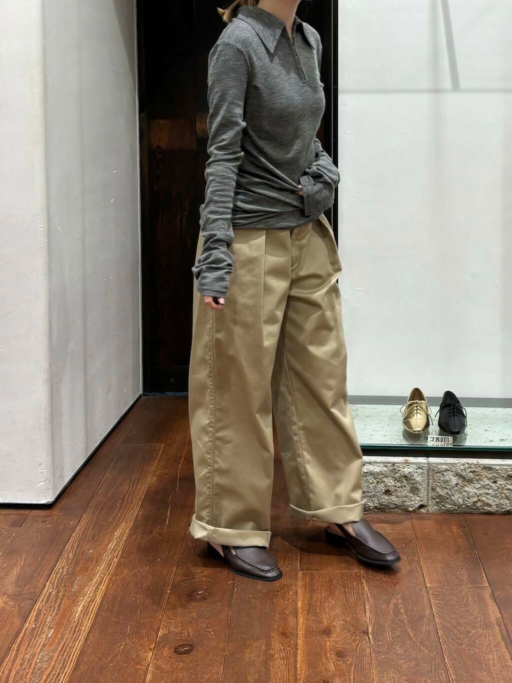 ベージュ系のその他パンツ、ブラウン系のサンダル、グレー系のニット/セーターを着用したレディースの夏コーディネートの4枚目の写真