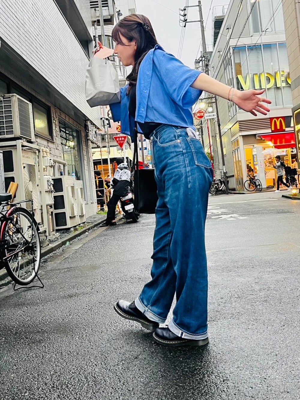 ブラック系のタンクトップ、ブルー系のシャツ/ブラウス、ブルー系のデニムパンツを着用したレディースの夏コーディネートの2枚目の写真