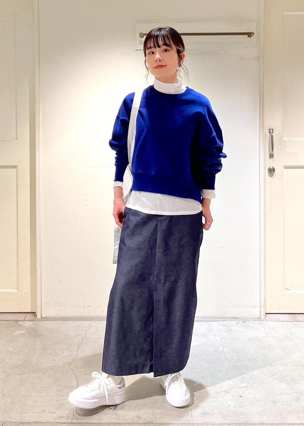 ホワイト系のTシャツ/カットソー、ホワイト系のトートバッグ、ブルー系のスウェットを着用したレディースの冬コーディネートの3枚目の写真