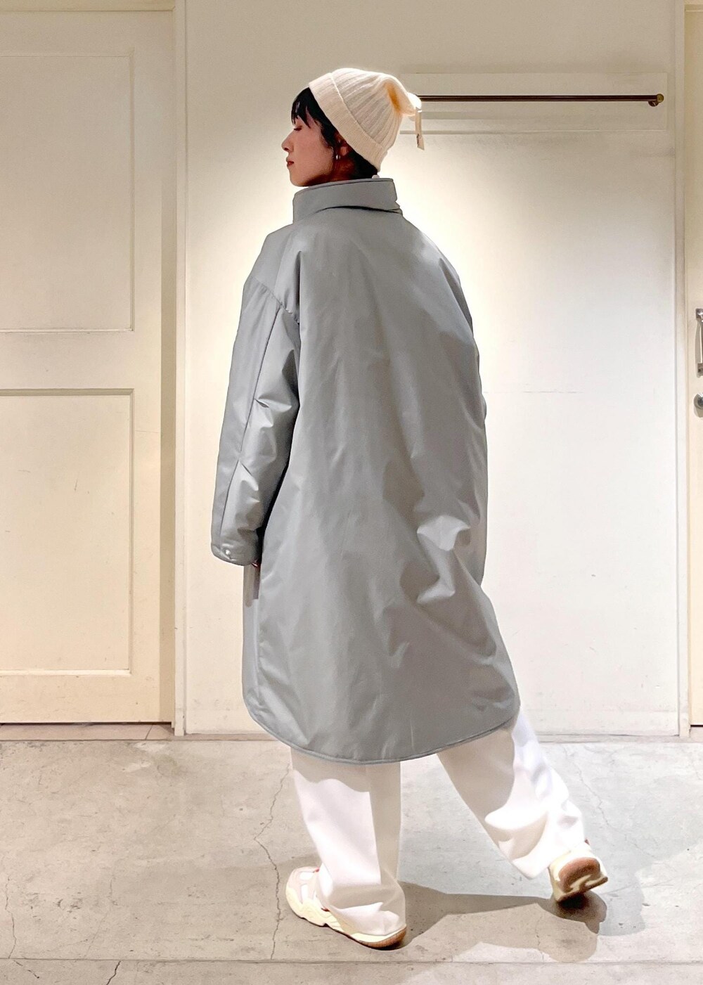 「DESCENTE、デサント、アウター、シルバー、ボーダー、Tシャツ、ハイウエスト、SALE、William Brunton、ウイリアムブラントン、ニット帽、スニーカー、ホワイト、パンツ、サロンアダムエロペ」|「SALON adam et rope'の【WEB限定】ポンチワイドボーダーロングスリーブビッグTシャツ(Tシャツ/カットソー、ブラック系)」を使った、michiruさん(レディース・156cm)の冬コーディネートの8枚目の写真