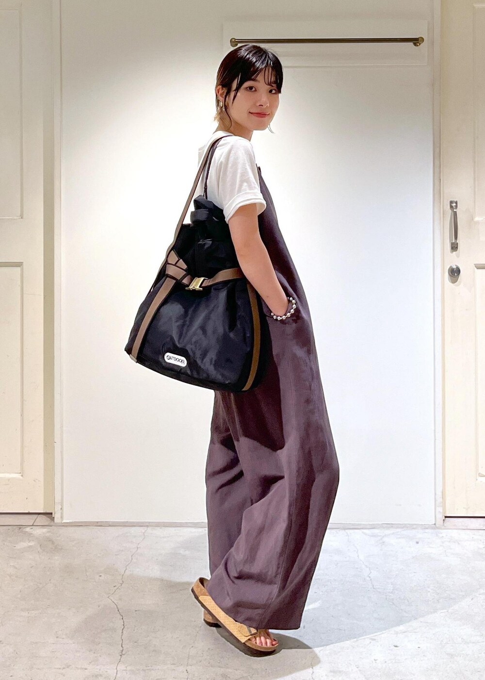 「SALE、チャコール、BIRKENSTOCK、Arizona VL Dotted、OUTDOOR PRODUCTS for SALON、OUTDOOR PRODUCTS、NativeSilverStreams、シルバー、ブラック、ホワイト、Tシャツ、オールインワン、ベージュ、初夏コーデ、夏コーデ」｜「SALON adam et rope'のダブルストラップキャミオールインワン【セットアップ対応】（つなぎ/オールインワン、グレー系）」を使った、michiruさん（レディース・156cm）の夏コーディネートの5枚目の写真