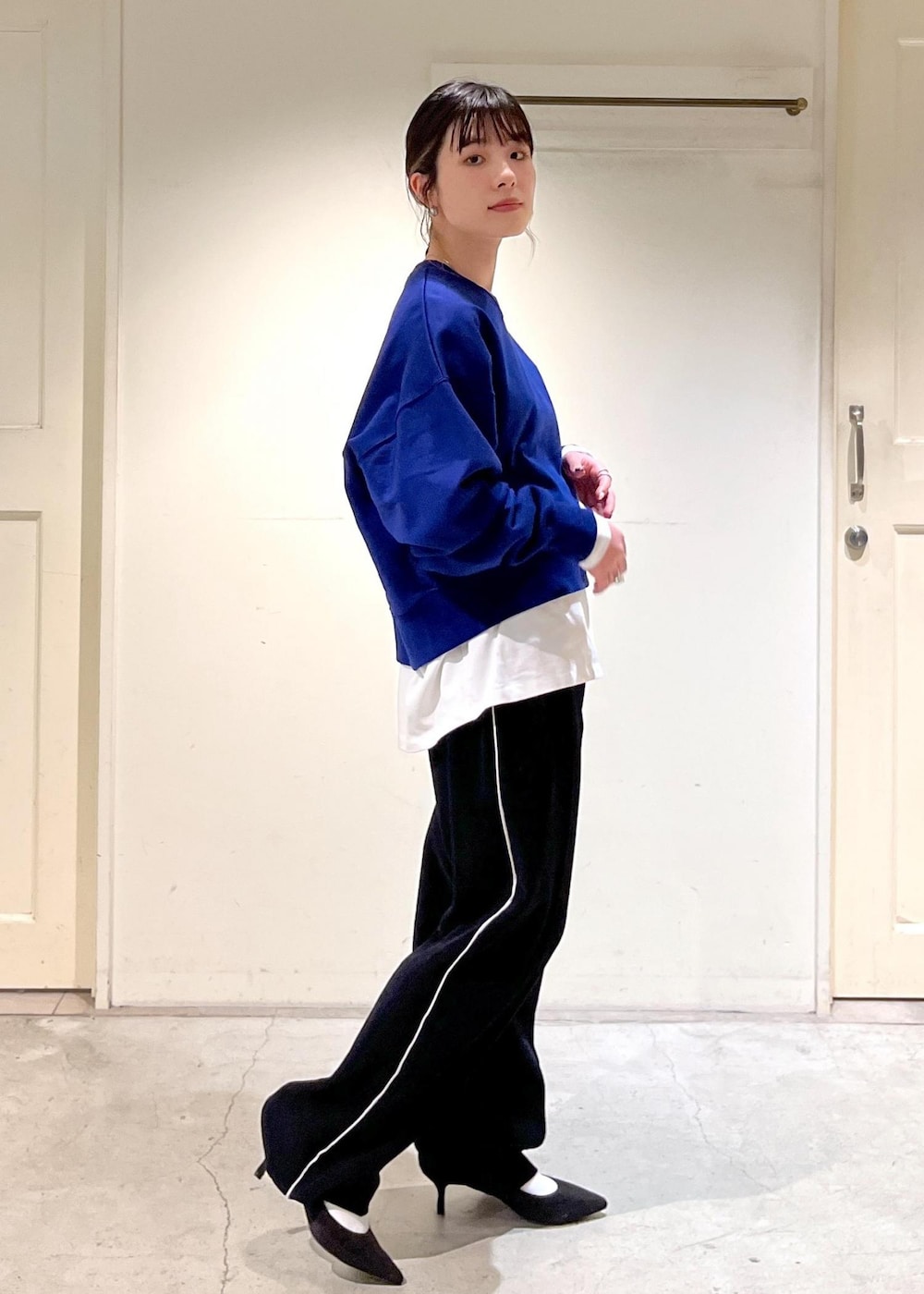 「24SS春の新作、スウェット、プルオーバー、KARL BLOSSFELD、Tシャツ、トラックパンツ、サロンアダムエロペ、トートバッグ、Americana for SALON、Americana、アメリカーナ、ポーチセット、ライトグレー、クリーミーコットン、ブラック」|「SALON adam et rope'の【KARL BLOSSFELD】フォトロングスリーブTシャツ(Tシャツ/カットソー、ホワイト系)」を使った、michiruさん(レディース・156cm)の冬コーディネートの6枚目の写真