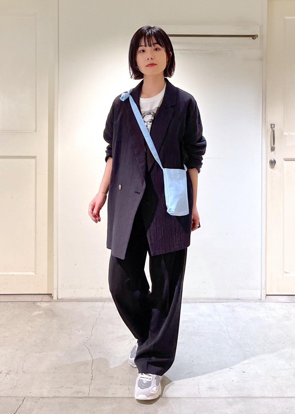 「オーガニックコットン、COUTURE D'ADAM、Tシャツ、スラックス、New Balance、ニューバランス、ノベルティ、NOVELTY、サコッシュ、ブルー、グレー、ブラック、ジャケット、パンツ、スニーカー」|「SALON adam et rope'のイージーリラックスストレートパンツ【UVケア・防シワ・吸水速乾・洗える】(スラックス、ブラック系)」を使った、michiruさん(レディース・156cm)の春コーディネートの6枚目の写真