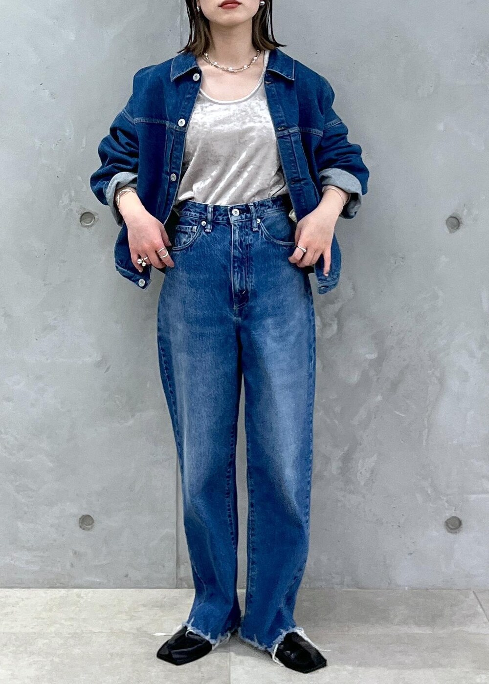 「24SS春の新作、KURO、クロ、ベロア、Tシャツ、2way、別注、サロンアダムエロペ、Gabriela Coll Garments、ガブリエラコールガーメンツ、ブルー、デニム、ジャケット、インディゴブルー、ベージュ」｜「SALON adam et rope'のクラッシュベロア2WAYロングスリーブTシャツ【セットアップ対応・洗える】（Tシャツ/カットソー、ベージュ系）」を使った、michiruさん（レディース・156cm）の冬コーディネートの10枚目の写真