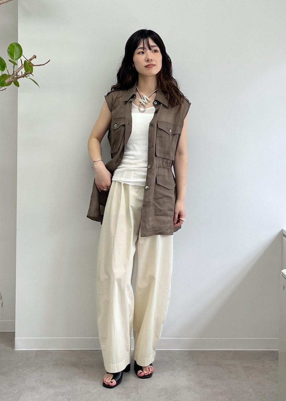 「ミリタリージレ、ミリタリーベスト、ブラウン、羽織、タンクトップ、カーヴィーパンツ、撥水、レザー、Gabriela Coll Garments、ERICKA NICOLAS BEGAY、トゥアレグ、ブローチ、初夏コーデ、夏コーデ、デートコーデ」｜「SALON adam et rope'のヒールトングサンダル（サンダル、ブラック系）」を使った、michiruさん（レディース・156cm）の春コーディネートの8枚目の写真