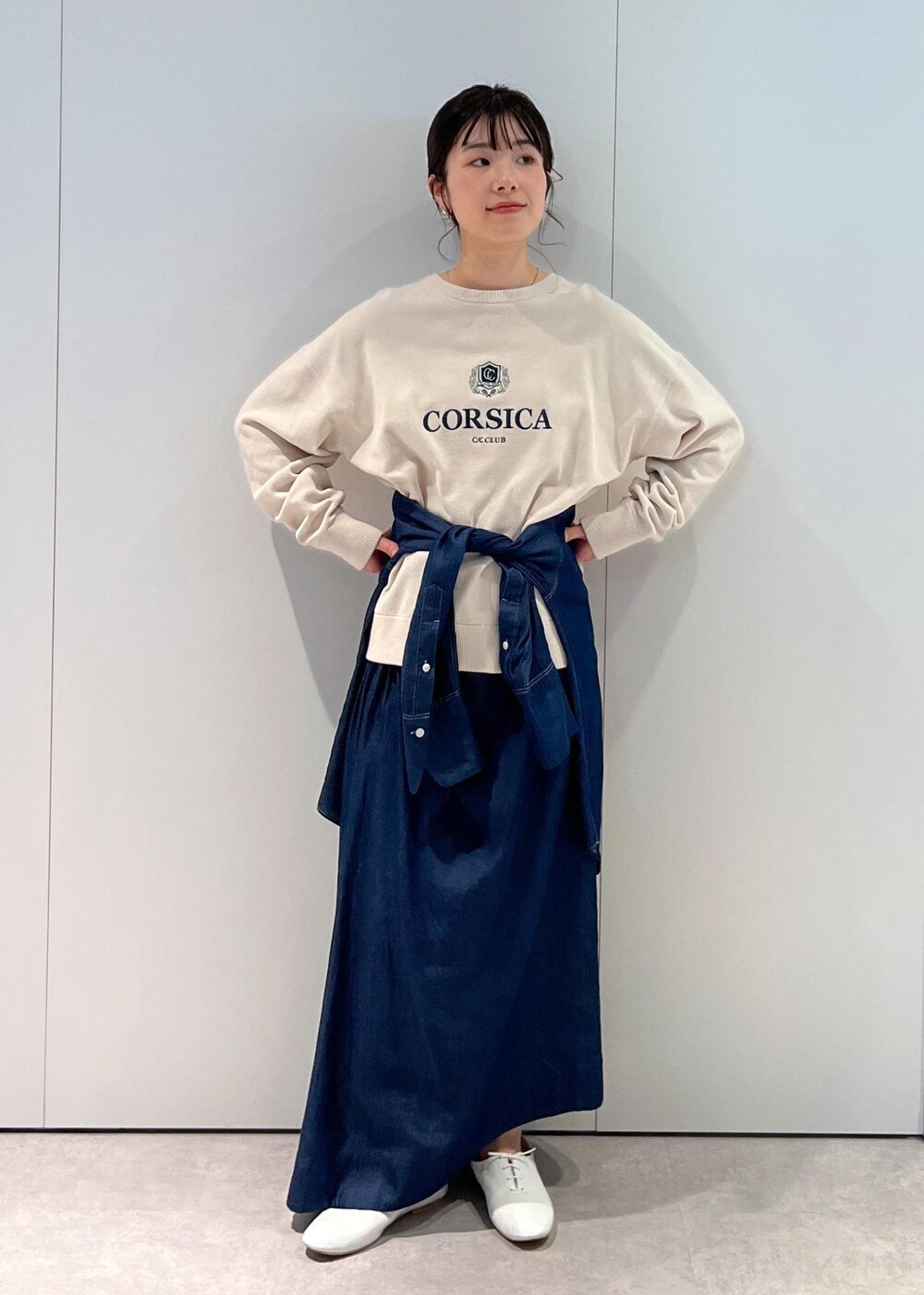 「CreamyCotton、クリーミーコットン、オーガニックコットン、プルオーバー、ホワイト、ロゴ、デニムシャツ、デニム、シャツ、アシンメトリー、ドレープスカート、ネイビー、porselli、ジャズシューズ、MAISON N.H PARIS」|「E.PORSELLIの【porselli(ポルセリ)】jazz shoes solid/ジャズシューズ(その他シューズ、ホワイト系)」を使った、michiruさん(レディース・156cm)の冬コーディネートの6枚目の写真