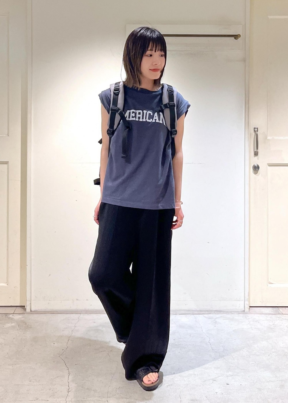 「夏コーデ、デザインTOPS、Americana、チャコール、オールインワン、アセテート、サテン、BIRKENSTOCK、Arizona Platform Flex Mesh、KiU for SALON、KiU、リュック、別注、アクティブコーデ、バックパック」｜「AMERICANAの【Americana（アメリカーナ）】ロゴプリントロールアップT2（Tシャツ/カットソー、ブラック系）」を使った、michiruさん（レディース・156cm）の夏コーディネートの5枚目の写真