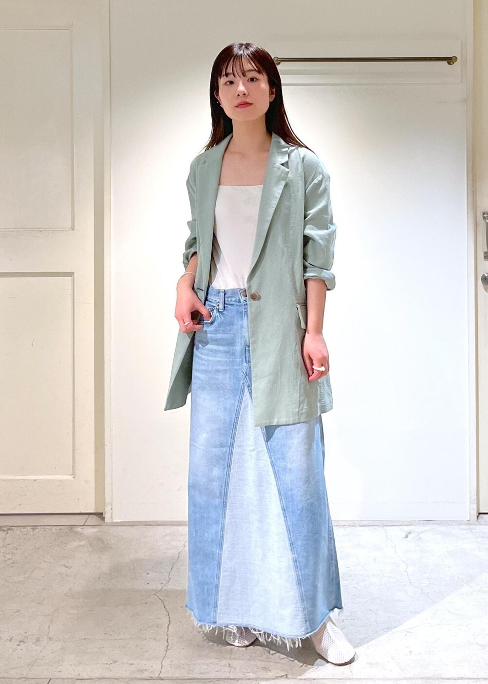 「春ジャケット、羽織、オーガニックコットン、グリーン、PELLICO SUNNY、redcardtokyo、Vivan、デニムスカート、初春コーデ、春コーデ、デートコーデ、お出かけコーデ、旅行コーデ、推し活コーデ、女子会コーデ」｜「SALON adam et rope'のオーガニックコットンダブルガーゼジャケット（テーラードジャケット、グリーン系）」を使った、michiruさん（レディース・156cm）の春コーディネートの2枚目の写真