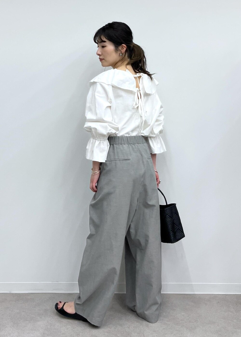 「WEB限定、バックリボン、ホワイト、カーヴィーパンツ、BRENTELLA、Letra for SALON、レトラ、メルカドバッグ、初春コーデ、春コーデ、お仕事コーデ、セレモニーコーデ、卒業式コーデ、卒園式コーデ、授業参観日コーデ」｜「Letraの【Letra（レトラ）for SALON】PRAYA short XS/プラヤメルカドバッグ（かごバッグ、ブラック系）」を使った、michiruさん（レディース・156cm）の春コーディネートの2枚目の写真