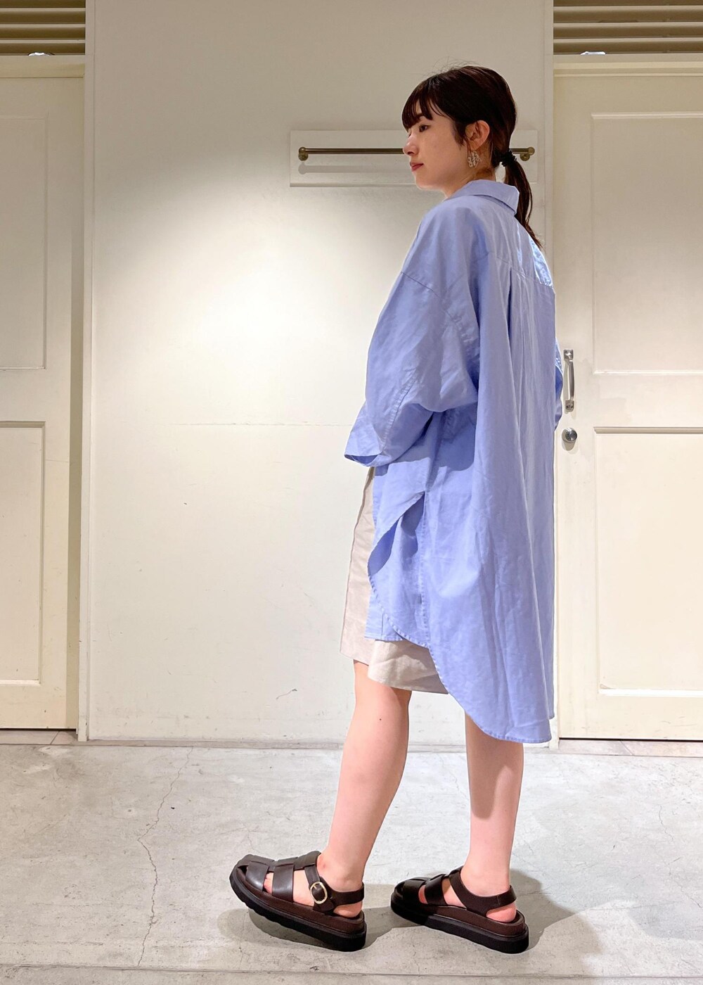 「骨格ウェーブ、ブルベ、低身長、Americana、アメリカーナ、タンクトップ、ショートパンツ、レザーサンダル、MOHI、サロンアダムエロペ、SALON　adam et rope'、夏コーデ、休日スタイル、ビッグシルエット、お出かけコーデ」｜「SALON adam et rope'の【セットアップ対応】麻混ヘリンボンショートパンツ（その他パンツ、ベージュ系）」を使った、michiruさん（レディース・156cm）の夏コーディネートの7枚目の写真