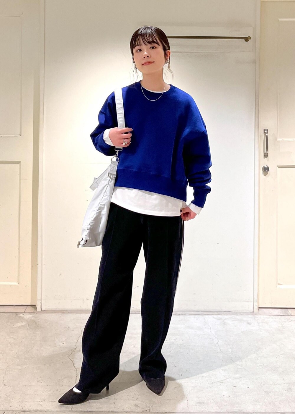 「24SS春の新作、スウェット、プルオーバー、KARL BLOSSFELD、Tシャツ、トラックパンツ、サロンアダムエロペ、トートバッグ、Americana for SALON、Americana、アメリカーナ、ポーチセット、ライトグレー、クリーミーコットン、ブラック」|「SALON adam et rope'の【KARL BLOSSFELD】フォトロングスリーブTシャツ(Tシャツ/カットソー、ホワイト系)」を使った、michiruさん(レディース・156cm)の冬コーディネートの2枚目の写真