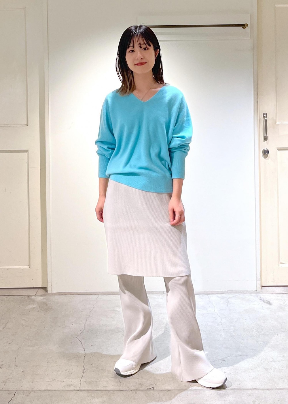 「カシミヤ、ニット、プルオーバー、Ｖネック、サックス、リブ、パンツ、レギンス、ライトグレー、MOONSTAR、810s、ホワイト、TRASDEN、レザー、秋コーデ」｜「SALON adam et rope'の【追加】レザーボックスショルダーバッグ（ショルダーバッグ、グレー系）」を使った、michiruさん（レディース・156cm）の秋コーディネートの7枚目の写真