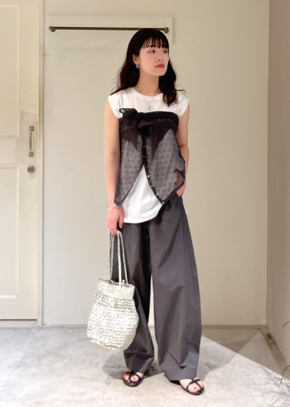 「羽織、レース、チャコール、プリマヴェール、オーガニックコットン、カーヴィーパンツ、MOHI、BAGMATI、シルバー、春コーデ、初夏コーデ、夏コーデ、デートコーデ、お出かけコーデ、旅行コーデ」|「MOHIの【MOHI(モヒ)】サンダル(サンダル、ブラック系)」を使った、michiruさん(レディース・156cm)の春コーディネートの2枚目の写真