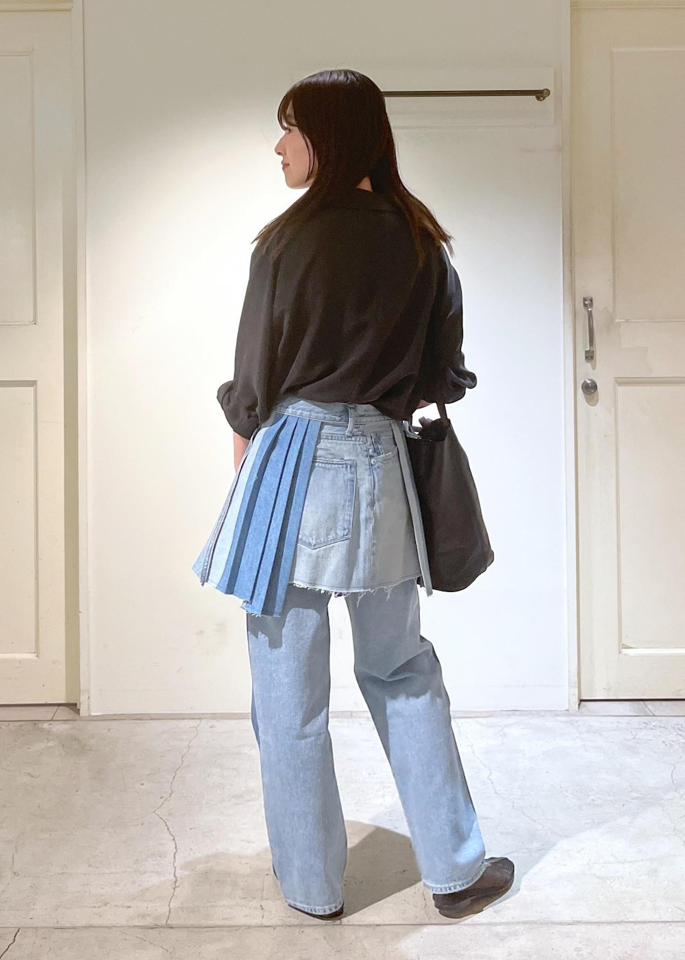 「GENTLE SILK、Hug Silk、ネイビー、KURO for SALON、デニム、OPTIMA、サイドライン、REMME、salon_recommemd_outer_pickup、ミニスカート、巻きスカート、Morphee、トートバッグ、ショルダーバッグ、やぎ革」｜「REMMEの【REMME(レメ)】メッシュフラットシューズ（パンプス、ブラック系）」を使った、michiruさん（レディース・156cm）の春コーディネートの3枚目の写真