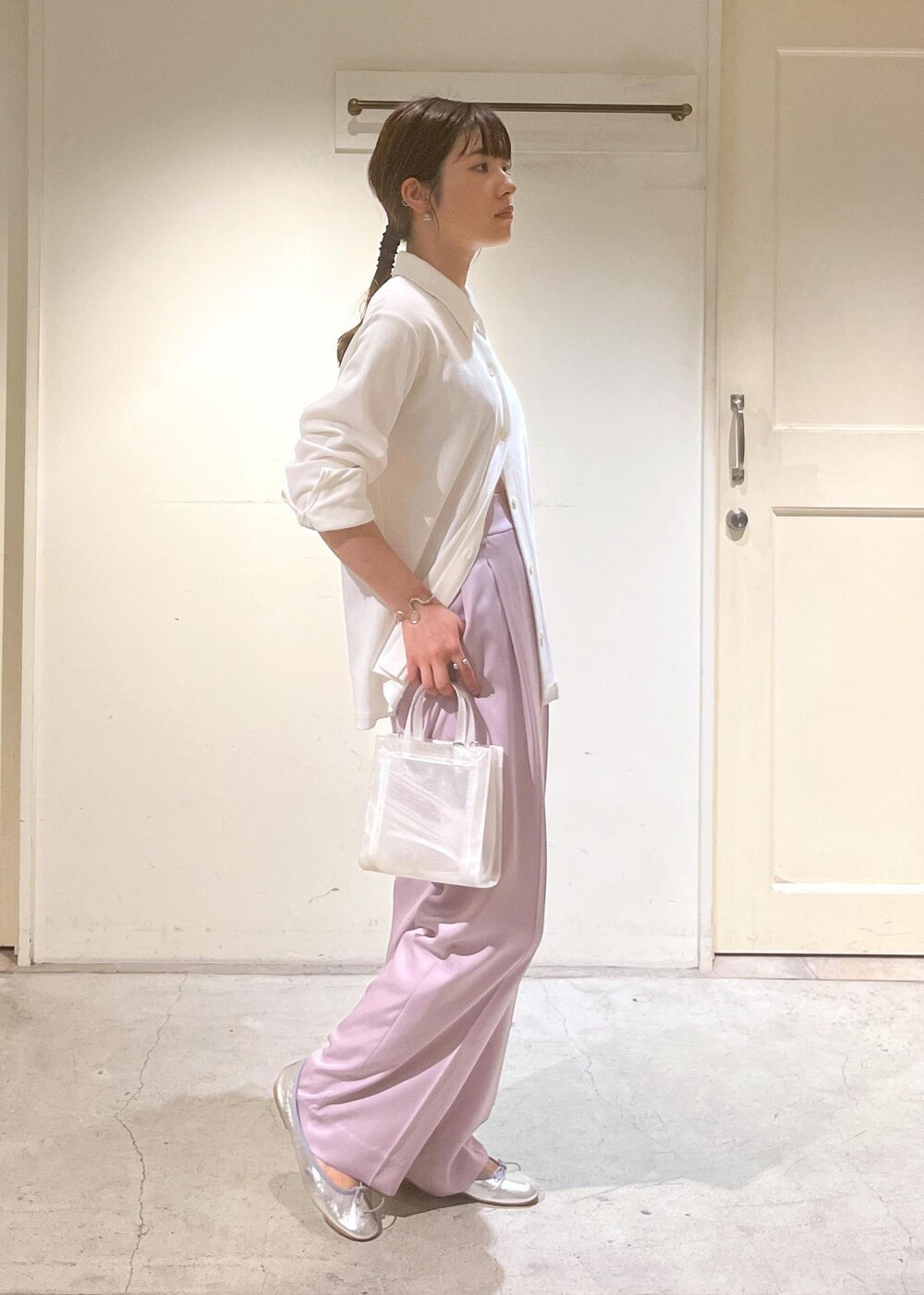 「骨格ウェーブ、ブルベ、低身長、KINAN、イージーパンツ、porselli、バレエシューズ、PLASTICITY、POPUP、お出かけコーデ、サロンアダムエロペ、SALON　adam et rope'、シャツスタイル、リラックススタイル、パンツスタイル」｜「SALON adam et rope'の【porselli（ポルセリ）】バレエシューズ / シルバー（バレエシューズ、シルバー系）」を使った、michiruさん（レディース・156cm）の夏コーディネートの3枚目の写真