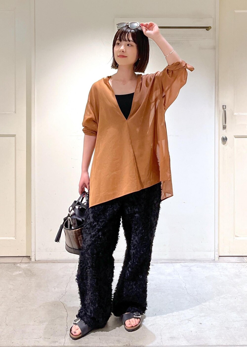「オーガニックコットン、KINAN、タンクトップ、KIRYU、イージーパンツ、ジャガード、BIRKENSTOCK、Arizona Big Buckle LEOI、BAGMATI、クリアバッグ、messy weekend、サングラス、snapme_ap_sheer、ブラウン、カゴバッグ」|「BIRKENSTOCKの【BIRKENSTOCK】Arizona Big Buckle LEOI(サンダル、ブラック系)」を使った、michiruさん(レディース・156cm)の春コーディネートの3枚目の写真