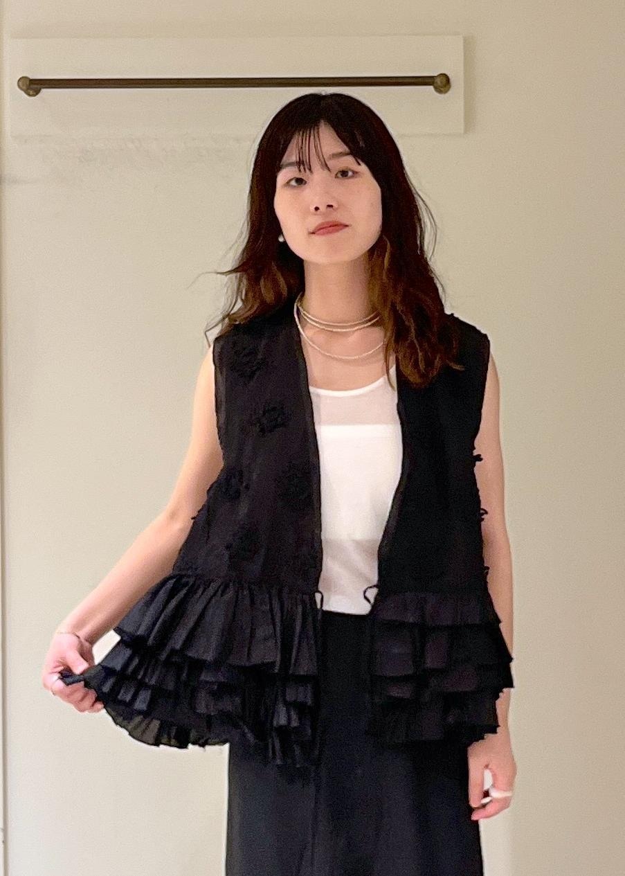「crinkle crinkle crinkle、ベスト、ジレ、タイトスカート、REMME、Brady、ELY、ミニバッグ、ERICKA NICOLAS BEGAY、シルバー925、フリルベスト、初夏コーデ、夏コーデ、デートコーデ、お出かけコーデ」｜「REMMEの【REMME(レメ)】メッシュフラットシューズ（パンプス、ブラック系）」を使った、michiruさん（レディース・156cm）の春コーディネートの9枚目の写真