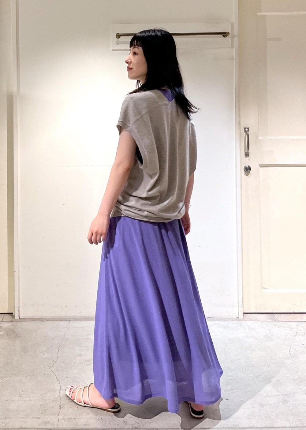 「23AW秋の新作、骨格ウェーブ、ブルベ、低身長、ノースリーブ、KINAN、シアー、ベスト、サロンアダムエロペ、SALON　adam et rope'、セットアップ、レイヤードスタイル、カラー×コーデ、ロングスカート、休日スタイル」｜「SALON adam et rope'の【NIPPON CULTURE】ボタニカルダイパールネックレス（ネックレス、ブラック系）」を使った、michiruさん（レディース・156cm）の夏コーディネートの3枚目の写真