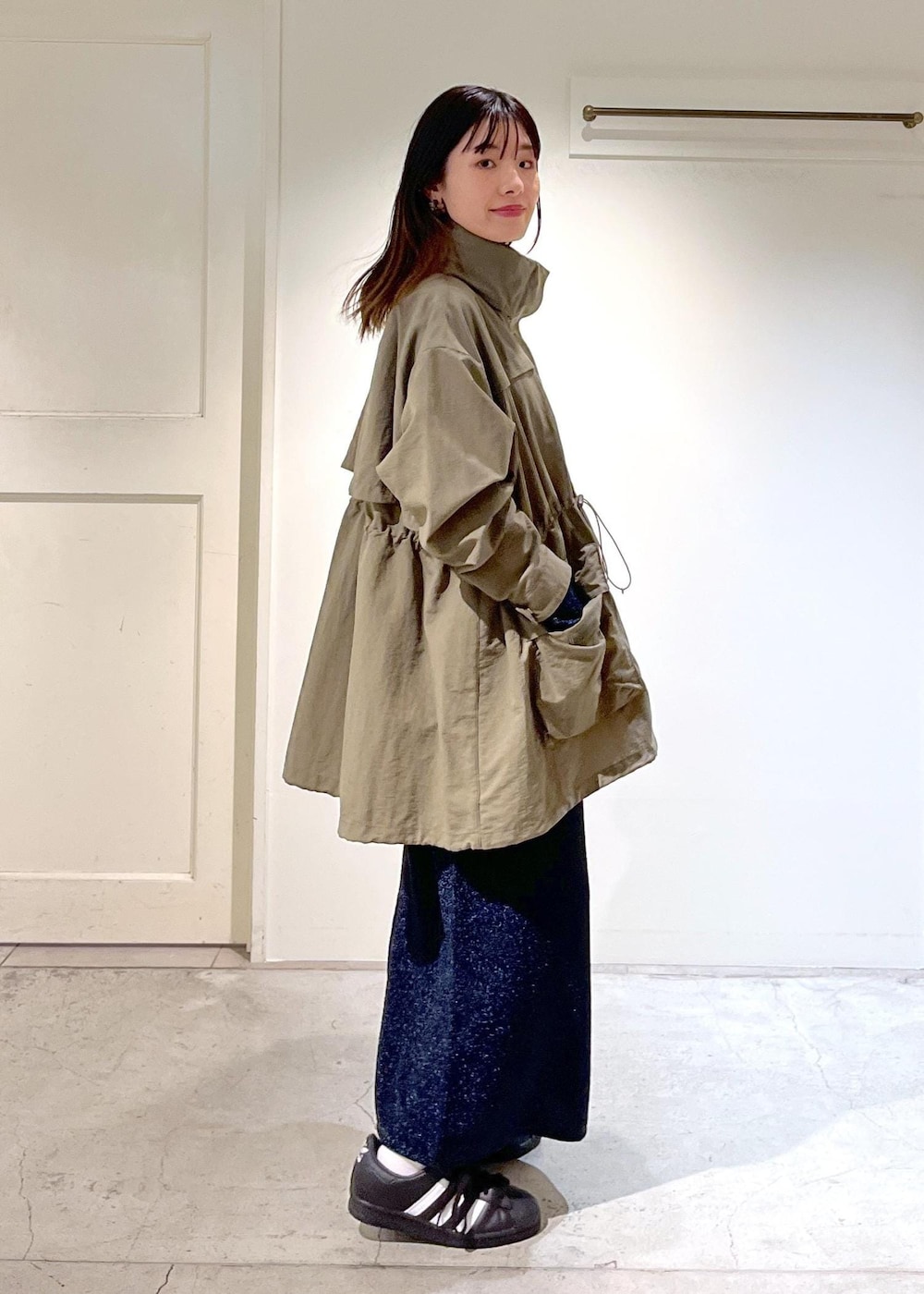 「春アウター、ナイロンブルゾン、マウンテンパーカー、カーキ、撥水加工、クロップド丈、プルオーバー、ラメ、Tシャツ、ネイビー、タイトスカート、スニーカー、adidas、ブラック、SUPERSTAR82」｜「SALON adam et rope'の［撥水］ガーデナーズナイロンブルゾン / マウンテンパーカー（ブルゾン、グリーン系）」を使った、michiruさん（レディース・156cm）の冬コーディネートの4枚目の写真