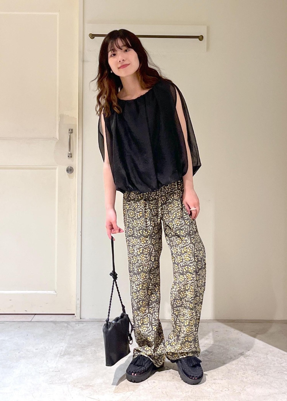 「COUTURE D'ADAM、Block print trousers、柄パンツ、KEEN、UNEEK PLT TASSELL、タッセル、ミニバッグ、レザー、春コーデ、初夏コーデ、夏コーデ、デートコーデ、お出かけコーデ、旅行コーデ、アウトドアコーデ」｜「SALON adam et rope'のスプリットレザードロストミニショルダー/巾着バッグ（ショルダーバッグ、ブラック系）」を使った、michiruさん（レディース・156cm）の春コーディネートの2枚目の写真