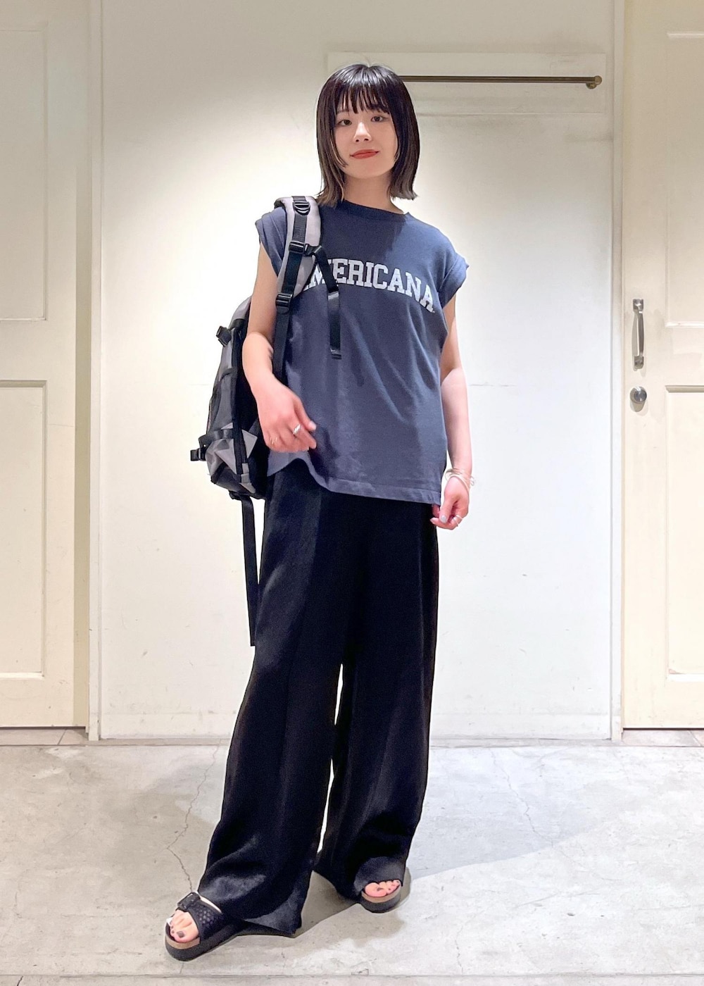 「夏コーデ、デザインTOPS、Americana、チャコール、オールインワン、アセテート、サテン、BIRKENSTOCK、Arizona Platform Flex Mesh、KiU for SALON、KiU、リュック、別注、アクティブコーデ、バックパック」｜「AMERICANAの【Americana（アメリカーナ）】ロゴプリントロールアップT2（Tシャツ/カットソー、ブラック系）」を使った、michiruさん（レディース・156cm）の夏コーディネートの4枚目の写真