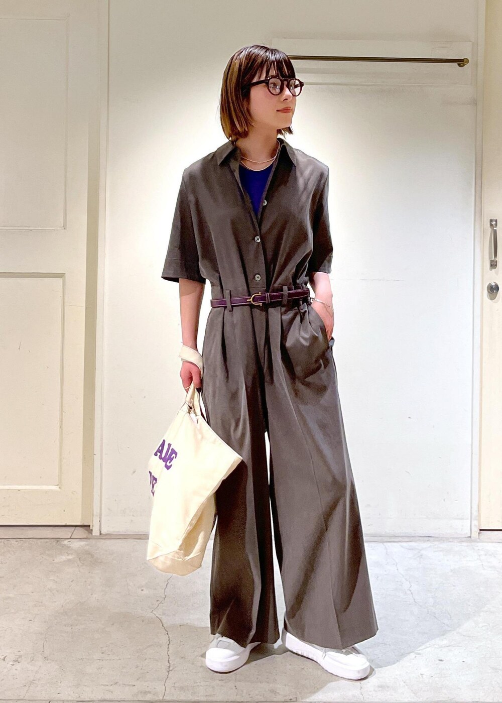 「カーキ、アメリカンスリーブ、タンクトップ、パープル、Smile Cotton、TORY LEATHER、ベルト、New Balance、CT302C、BAGNATI、ホワイト、トートバッグ、オールインワン、スニーカー、サロンアダムエロペ」｜「SALON adam et rope'の【Smile Cotton】カップ付きアメリカンスリーブタンクトップ（タンクトップ、パープル系）」を使った、michiruさん（レディース・156cm）の春コーディネートの2枚目の写真