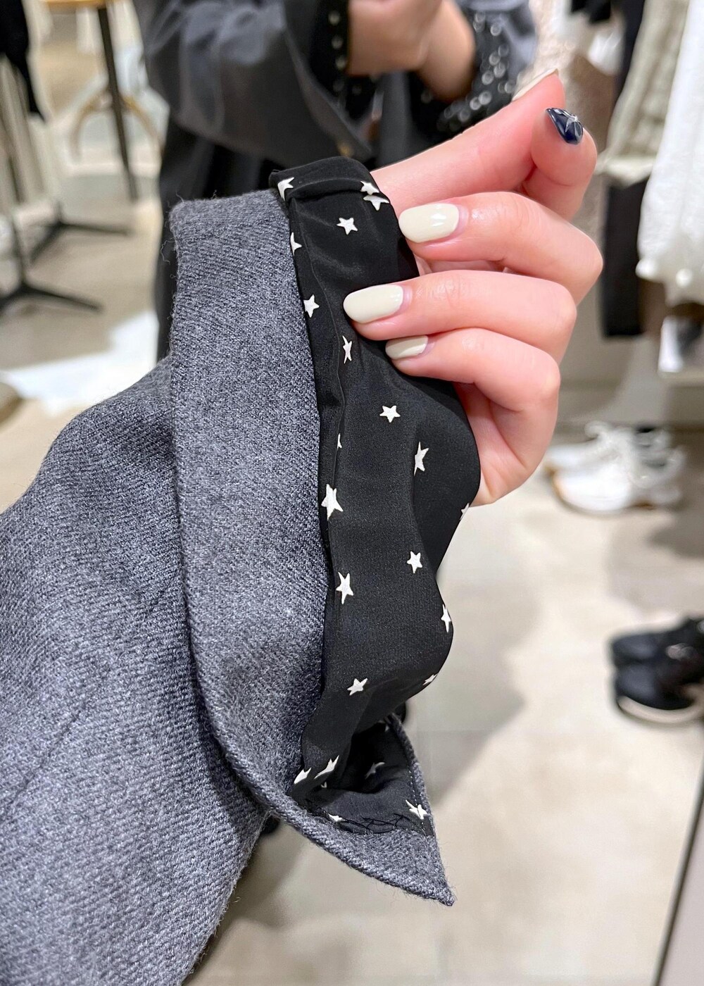 「新作、Americana for SALON、Americana、スウェット、トートバッグ、R&D.M.Co-OLDMAN'S TAILOR、グレー、ジャケット、オーバーサイズ、ダブルボタン、ブラック、レザー、厚底、初秋コーデ、秋コーデ」｜「AMERICANAの【Americana for SALON】別注メタルボタンダブルジャケット/ブレザー（テーラードジャケット、グレー系）」を使った、michiruさん（レディース・156cm）の秋コーディネートの8枚目の写真
