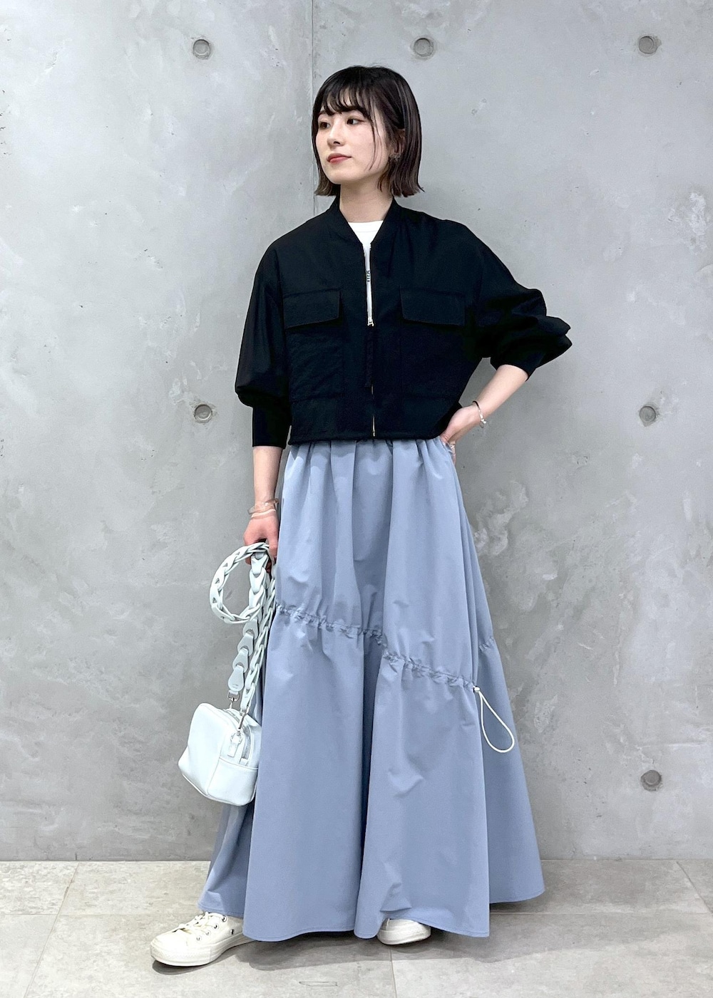 「シアー、ブルゾン、Tシャツ、ロゴ、アメリカーナ、シャーリングスカート、ZOZO限定、サックスブルー、ショルダーバッグ、フェイクレザー、スニーカー、ブラック、スカート、ブルー、ホワイト」｜「AMERICANAの【Americana（アメリカーナ）】ロゴプリントTシャツ（Tシャツ/カットソー、ホワイト系）」を使った、michiruさん（レディース・156cm）の春コーディネートの5枚目の写真