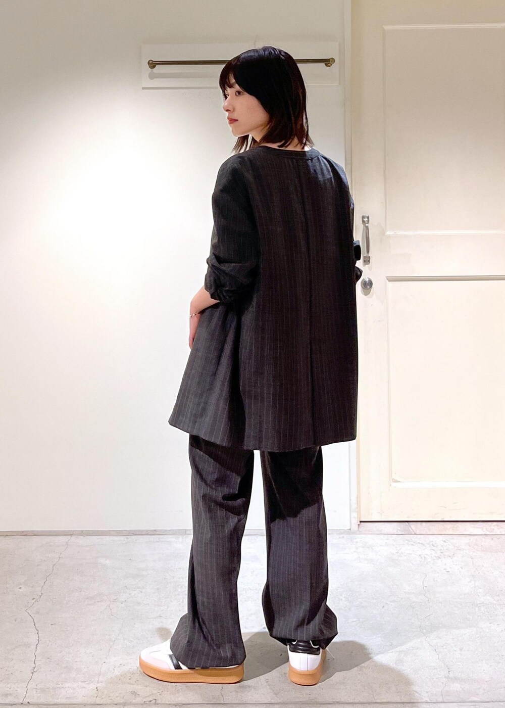 「ノーカラー、ジャケット、ストライプ、チャコール、シアー、オーガニックコットン、adidas、SAMBA XLG、L.L.Bean、マザーズバッグ、Grocery Tote、別注、ホワイト、オーバーサイズ、センタープレス」|「SALON adam et rope'のオーガニックコットンタックギャザーキャミソール【アンサンブル対応】(キャミソール、ホワイト系)」を使った、michiruさん(レディース・156cm)の夏コーディネートの8枚目の写真