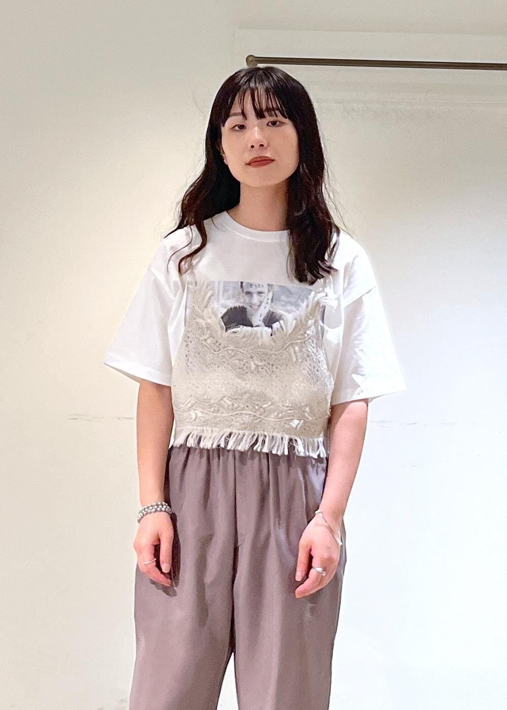 グレー系のキャミソール、ホワイト系のTシャツ/カットソー、ブラウン系のその他パンツを着用したレディースの秋コーディネートの7枚目の写真