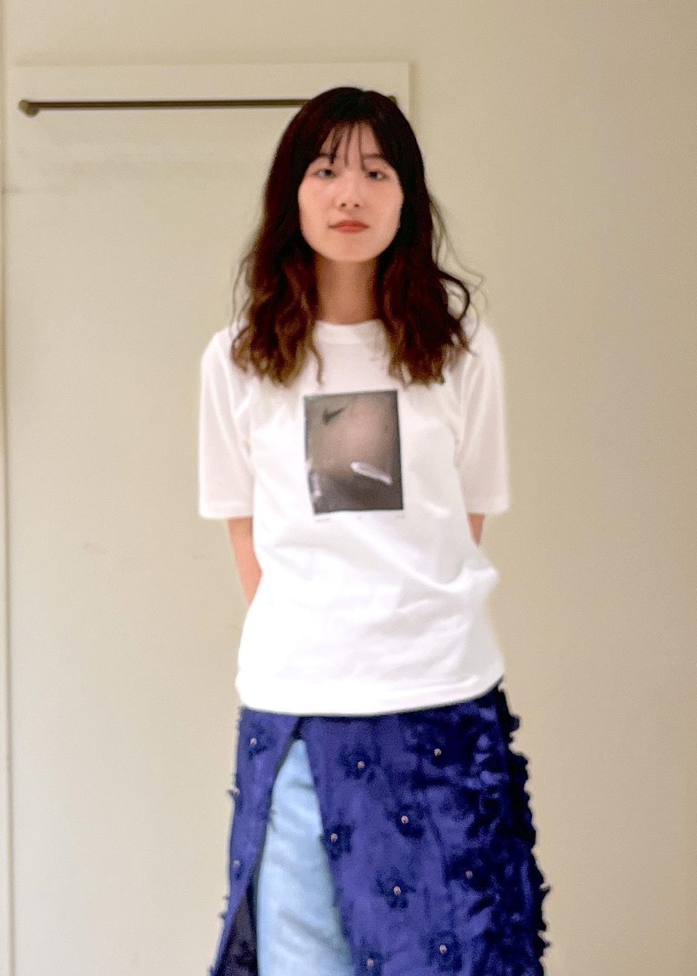 「Yasuko Hirano、平野泰子、アートプリント、KURO for SALON、OPTIMA SIDELINE、デニム、crinkle crinkle crinkle、クリンクルクリンクルクリンクル、ネイビー、巻きスカート、NICOLAS LAINAS、レザー、エプロンスカート、初夏コーデ、夏コーデ」｜「NICOLAS LAINASの【NICOLAS LAINAS（ニコラスライナス）】サンダル（サンダル、ブラック系）」を使った、michiruさん（レディース・156cm）の春コーディネートの9枚目の写真