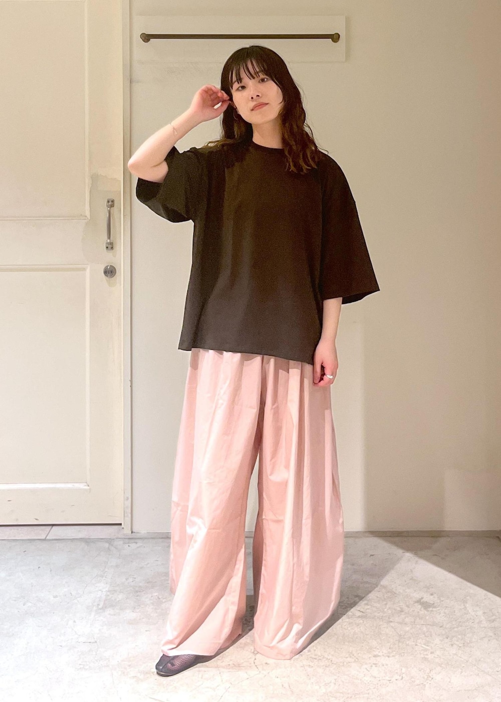 「Baserange、PIN TEE SHIRT、オーバーサイズ、ブラウン、CABLE PANTS、REMME、Morphee、春コーデ、初夏コーデ、夏コーデ、デートコーデ、お出かけコーデ、旅行コーデ、アウトドアコーデ、推し活コーデ」｜「REMMEの【REMME(レメ)】メッシュフラットシューズ（パンプス、ブラック系）」を使った、michiruさん（レディース・156cm）の春コーディネートの5枚目の写真