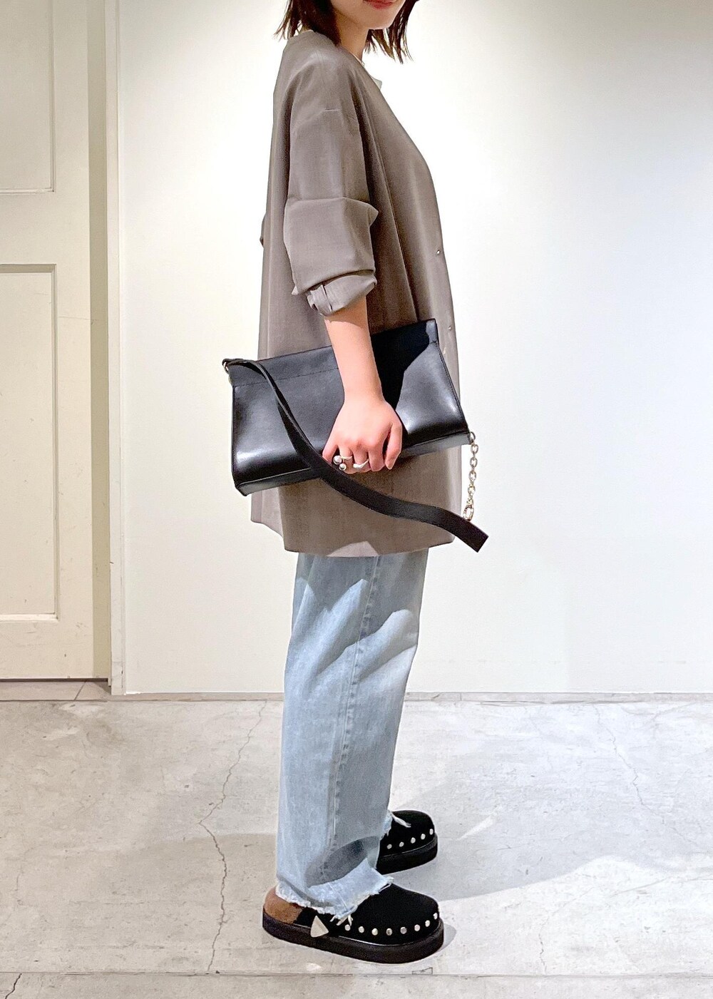 「新作、ホワイト、KURO for SALON、KURO、MOHI、サボ、グレー、チェーンバッグ、クラッチバッグ、ジャケット、オーバーサイズ、ノーカラー、ブルー、デニム、ブラック」|「SALON adam et rope'の【2WAY】レザースクエアチェーンクラッチショルダーバッグ(ショルダーバッグ、ブラック系)」を使った、michiruさん(レディース・156cm)の夏コーディネートの3枚目の写真
