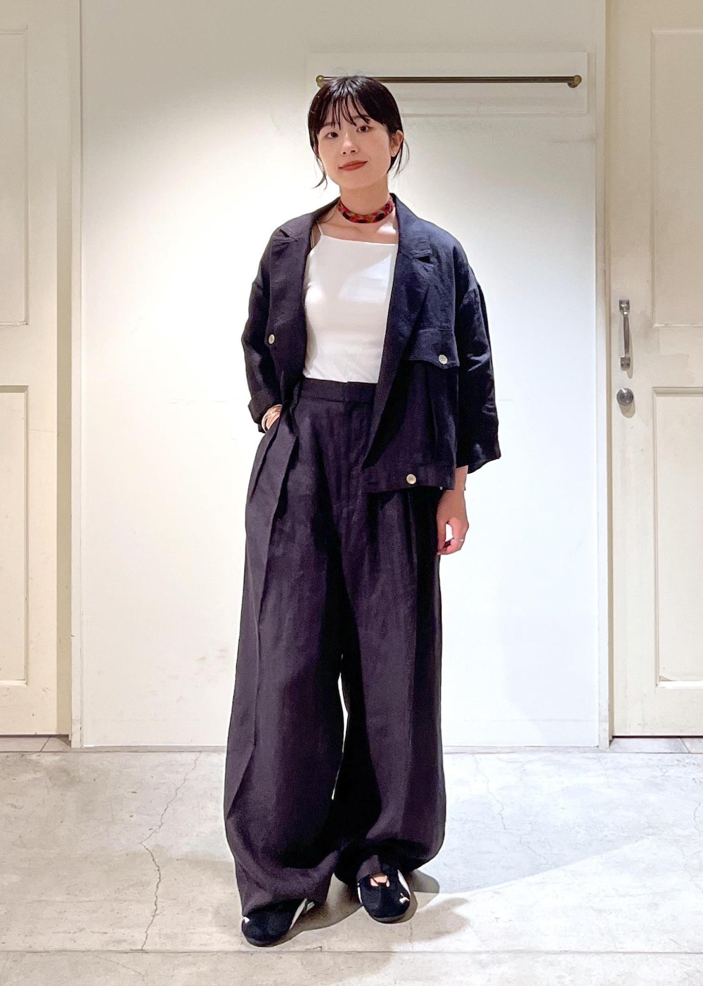 「リネンツイル、羽織、ホワイト、PUMA、SPEEDCAT GO WNS、スピードキャット、LY、Gargantilla、春コーデ、初夏コーデ、初秋コーデ、お仕事コーデ、セレモニーコーデ、授業参観日コーデ、デートコーデ」|「SALON adam et rope'のリネンツイルブルゾン(ブルゾン、ブラック系)」を使った、michiruさん(レディース・156cm)の夏コーディネートの2枚目の写真