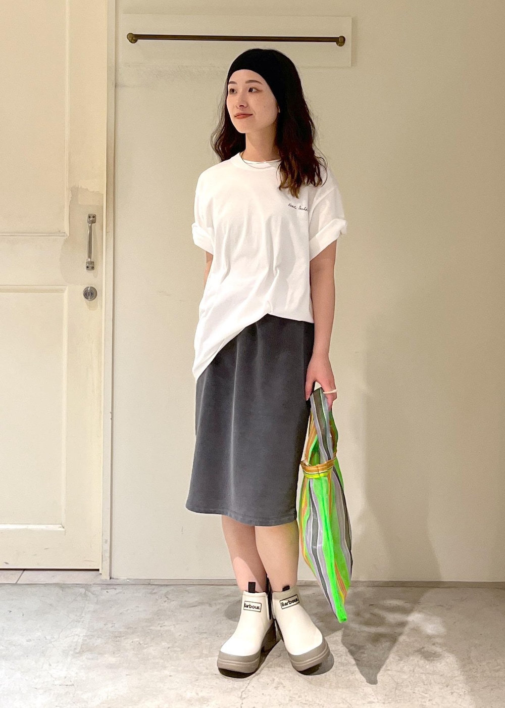 「マティス、Henri Matisse、ミディスカート、チャコール、Barbour、nimbus chelsea welly、長靴、Diminutivo、heyep、Silk Hair Band、初夏コーデ、夏コーデ、お出かけコーデ、アウトドアコーデ、フェスコーデ」｜「SALON adam et rope'のガーメントダイ ミニ裏毛ミディスカート（スカート、グレー系）」を使った、michiruさん（レディース・156cm）の夏コーディネートの3枚目の写真