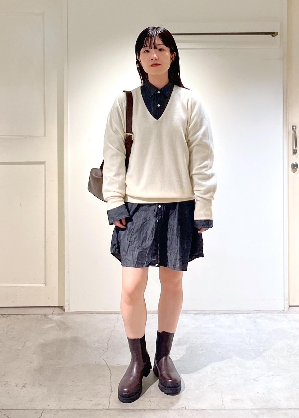 「カシミヤ、ニット、プルオーバー、ホワイト、Ｖネック、INDIVIDUALIZED SHIRTS for SALON、シャツ、オーバーシャツ、デニムシャツ、ブラック、REMME、チェルシーブーツ、ダークブラウン、レザー、秋コーデ」｜「SALON adam et rope'の【雑誌掲載】【追加】レザーボックスショルダーバッグ/クロスボディバッグ（ショルダーバッグ、ブラウン系）」を使った、michiruさん（レディース・156cm）の秋コーディネートの2枚目の写真