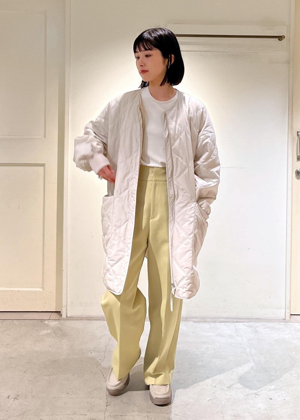「バラクラバ、ベロア、MOONSTAR、810s、ホワイト、コート、キルティング、パンツ、イエロー、ハイウエスト、サロンアダムエロペ、SALON adam et ropé、23AW Outer、低身長、骨格ウェーブ」|「SALON adam et rope'の【撥水機能付き】バラクラバセットキルティングブルゾン/テントコート(ブルゾン、グレー系)」を使った、michiruさん(レディース・156cm)の秋コーディネートの8枚目の写真